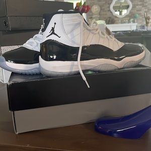 Air Jordan 11 Retro Black/White